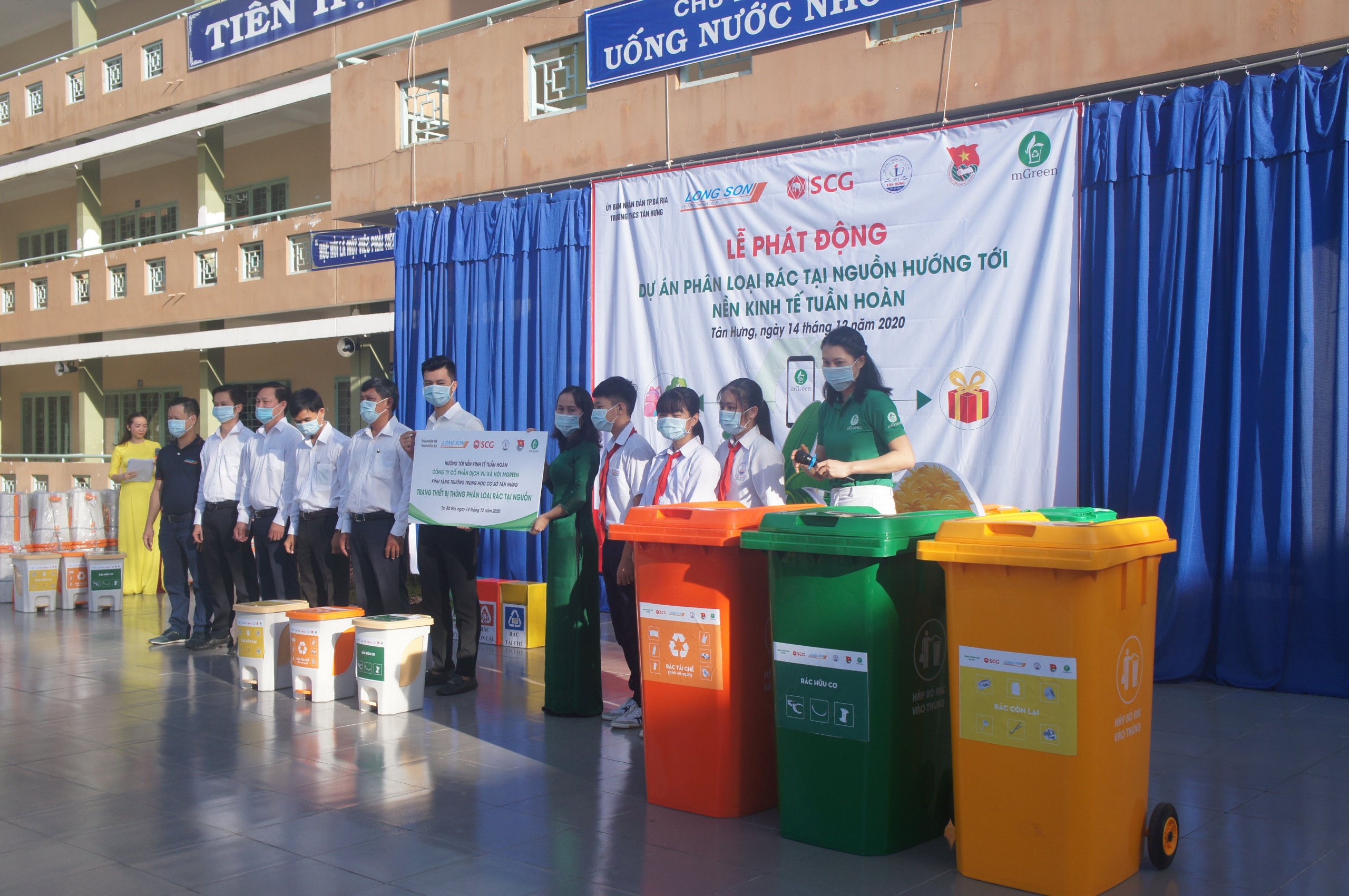 MGREEN, SCG và đại diện Lãnh đạo địa phương trao tặng thùng rác theo các loại cho Trường THCS Tân Hưng, Tp. Bà Rịa