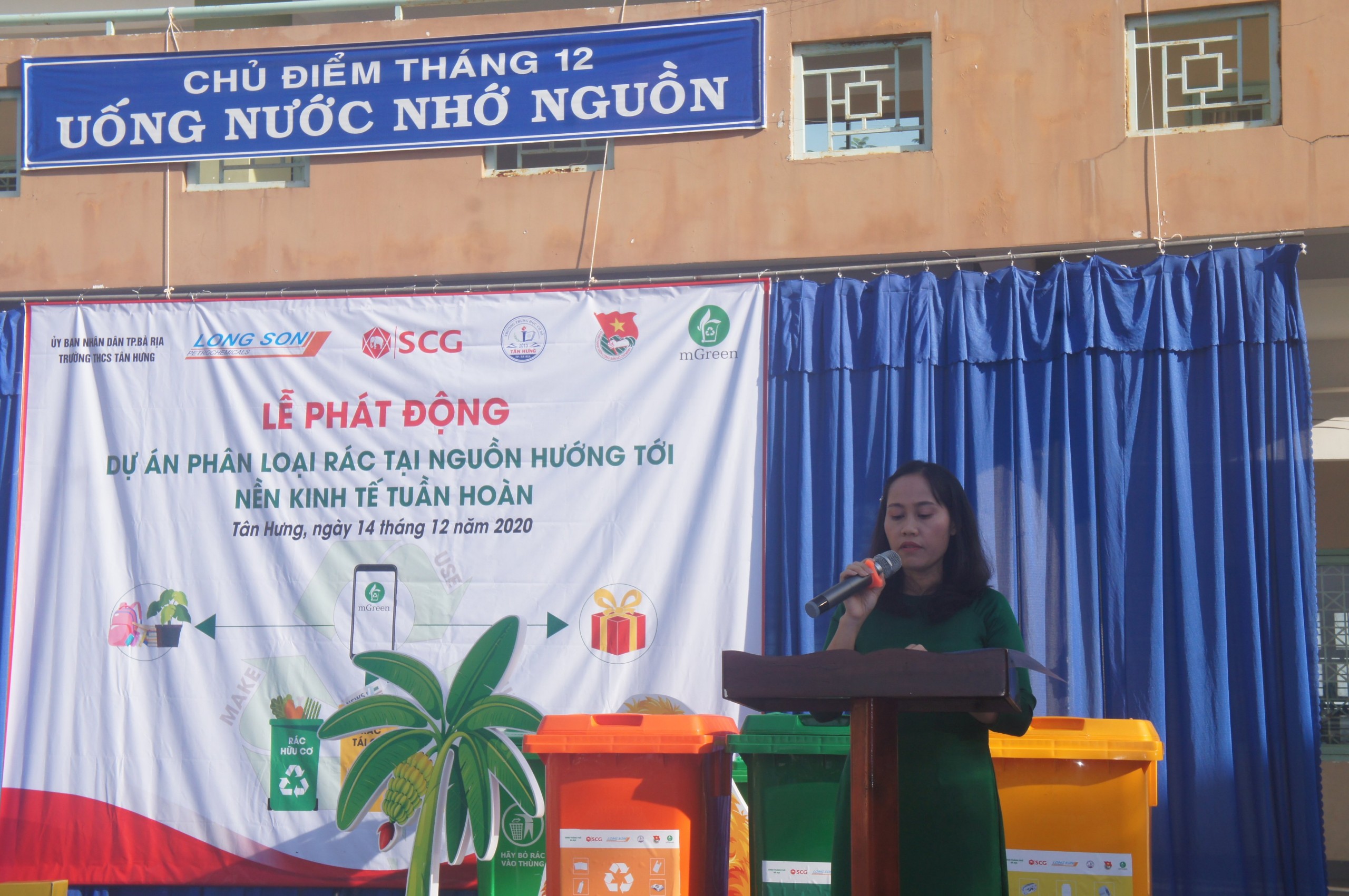 Cô Phan Thị Hồng Cẩm, Hiệu trưởng nhà trường THCS Tân Hưng phát biểu tại buổi lễ