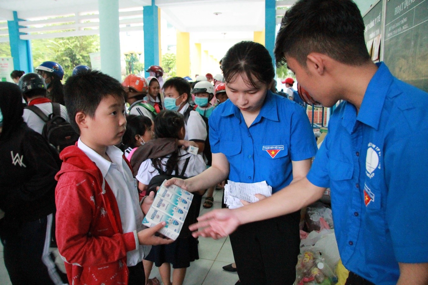 Ảnh 4: Đoàn viên xã Long Sơn hỗ trợ và triển khai ngày hội Đổi rác lấy quà trên điện thoại 